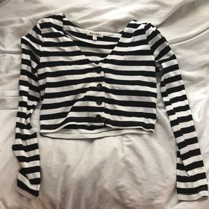 White and black stripped long sleeve crop top